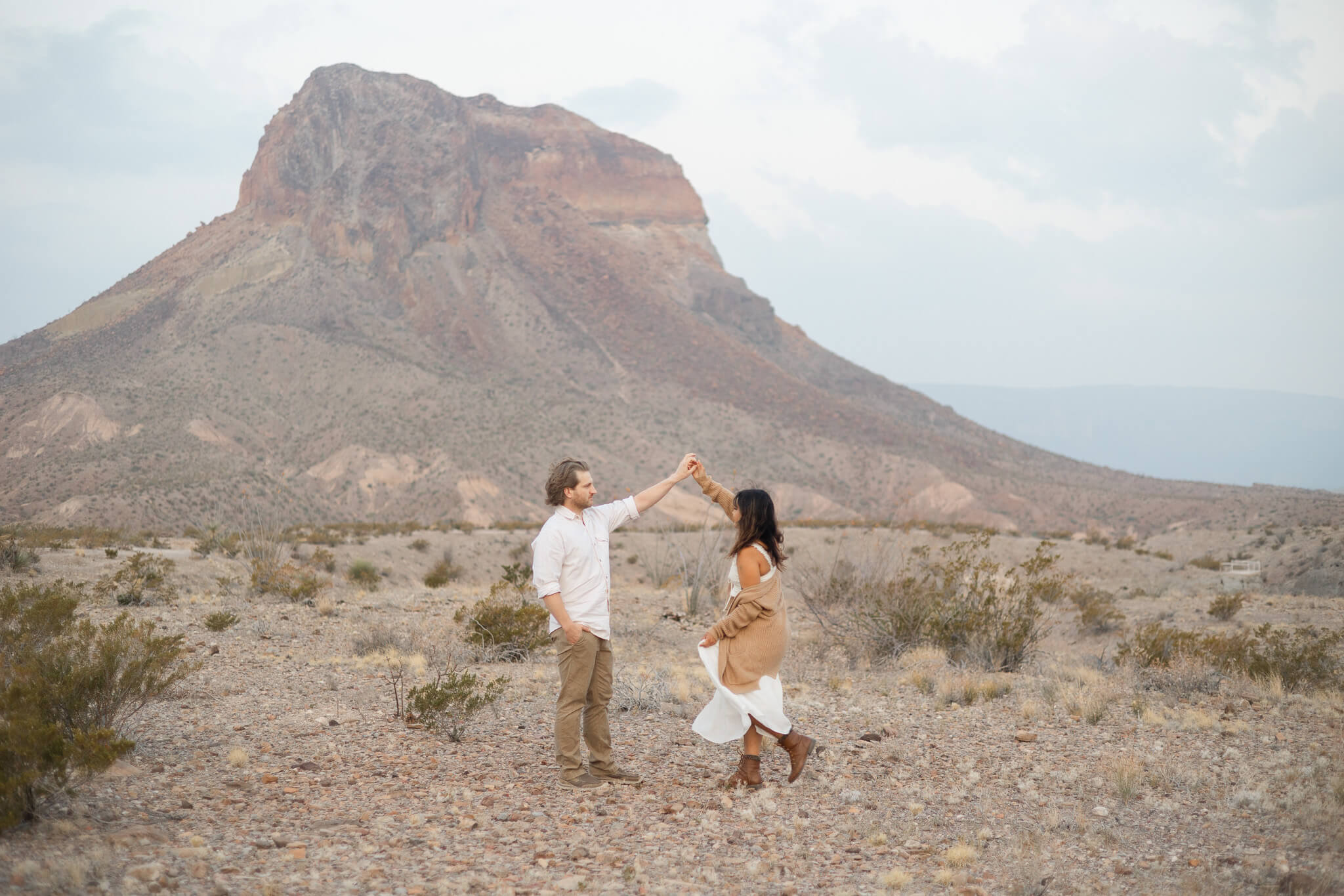 Couple shares their first dance together in the desert 