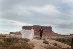 epic landscapes make the perfect wedding photo backdrops for your dead horse point wedding
